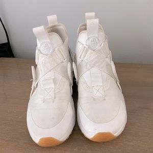 White Nike Air tennis shoes. Women’s size 7.5!